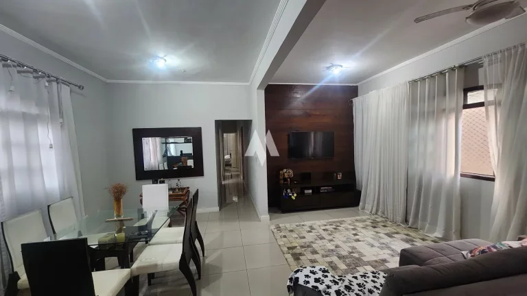 Imagem Casa Duplex na Vila São Jorge, São Vicente – Ampla, Confortável - 3 dormitórios, sendo uma suíte