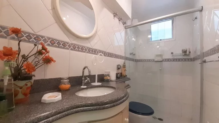Imagem Astúrias, frente mar, vista lateral, 3 dormitórios e 1 vaga.
