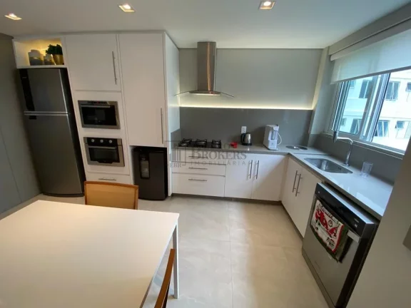 Imagem Apartamento com 4 dormitórios à venda em prédio Frente Mar no centro de Balneári