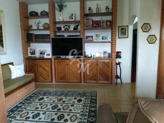 Imagem Casa avarandada com cômodos amplos