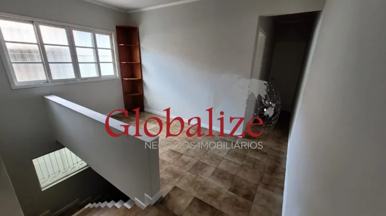 Imagem Lindo sobrado com 3 dormitórios em Santos no bairro do Estuário espaçoso com garagem para 2 carros e uma moto por R$ 856.000,00 à venda ou troca.
