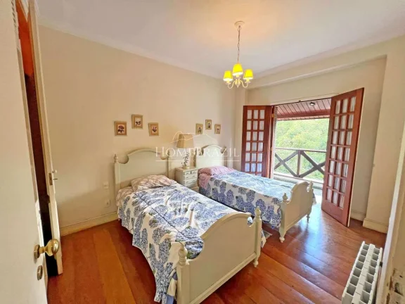 Imagem Apartamento duplex à venda a 400m do Capivari, Campos do Jordão, com 5 suítes, lareiras, calefação, hidromassagem e 2 vagas de garagem.