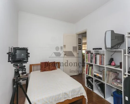 Imagem Apartamento com piso de madeira, living para 2 ambientes, 2 dormitórios sendo 1 suíte, lavabo, coz...