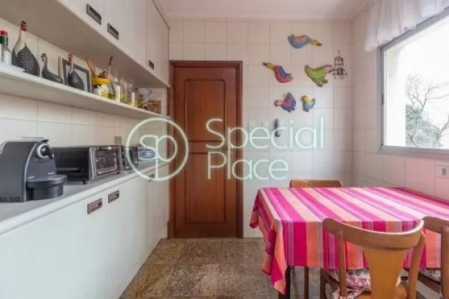 Imagem Lindo apartamento com prédio clássico e imponente. São 197m² de área privativa, 3 dormitórios ...