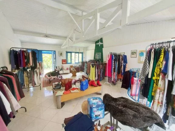 Imagem Casa comercial na Granja Viana. Localizada em via de acesso ao Km 23