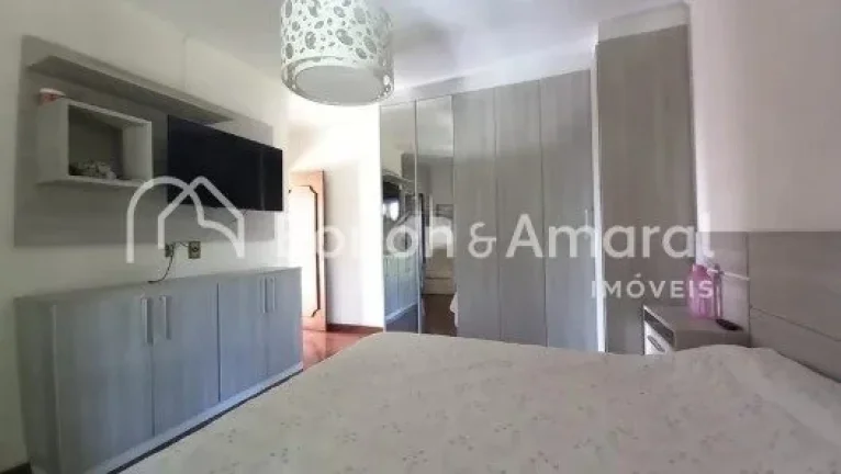 Imagem Chácara em excelente localização, rodeada por muito verde, em um terreno de 2.000 m² e área con...