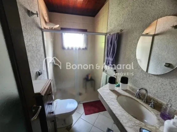Imagem Belíssima casa com 250 m² de construção e terreno com área de 449 m². Na parte inferior há 1 ...