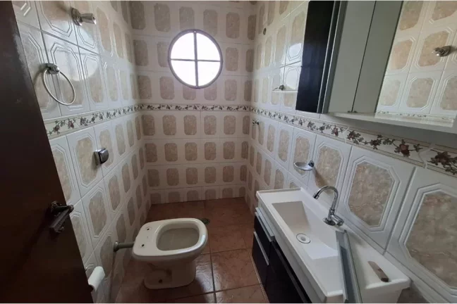 Imagem Casa para locação com 290m², 3 dormitórios, sendo 1 suíte, 4 vagas de garagem coberta e edícula com quarto e banheiro por R$4.500,00 - Vila Jaguara-SP