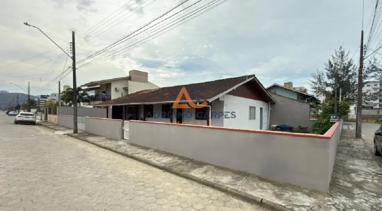 Imagem Casa com 3 dormitórios, Averbada, garagem para 2 carros e quintal gramado a 700m do mar, na Praia de Gravatá em Navegantes - Adriano Carpes imóveis vende