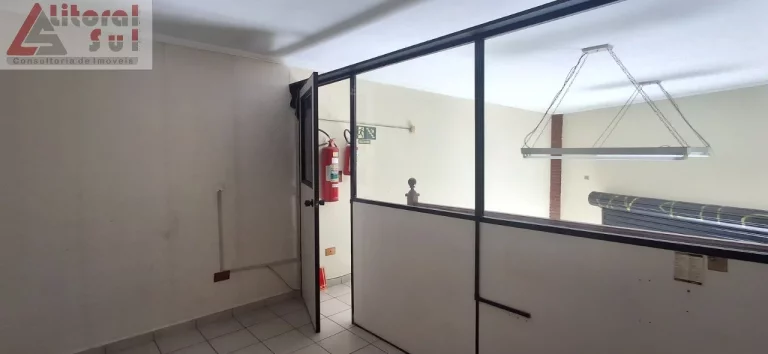 Imagem Galpão Comercial para Venda ou Locação em Praia Grande-SP, Bairro Caiçara: 1 Sala, 1 Banheiro, 64m² de Área.