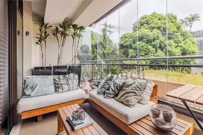 Imagem Apartamento em rua tranquila da Vila Madalena com 4 suítes e 5 vagas, 210m²
