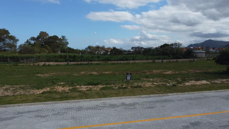 Imagem Terreno à venda em Garopaba-SC, bairro Ambrósio. Escriturado, 362m², com financiamento. Perto do centro e praias.