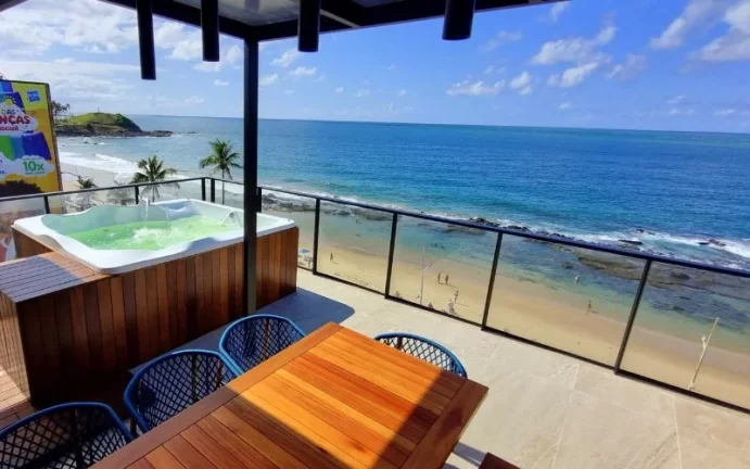 A 5ª Avenida Imóveis selecionou este charmoso apartamento revertido para 2/4 c/ Terraço, jacuzzi vista deslumbrante para o mar da Barra e do Carnaval: