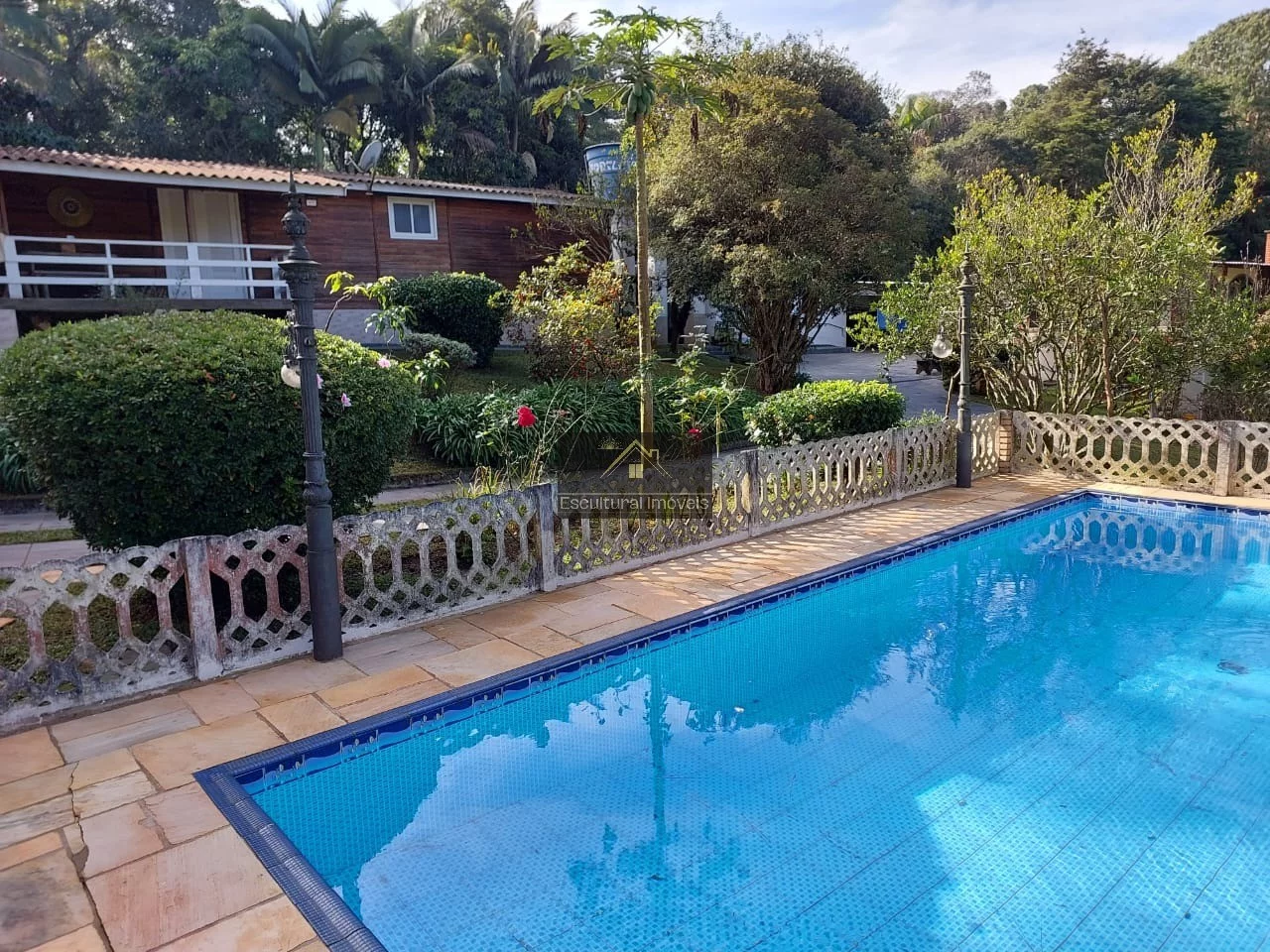 Imagem CHÁCARA EM CONDOMÍNIO PORTEIRA FECHADA ESTRADA DO EMBU PRÓXIMO ASSAÍ 3 SUÍTES PISCINA COPA COZINHA GERADOR 15 VAGAS NATUREZA EXUBERANTE FÁCIL ACESSO