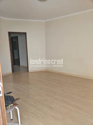 Imagem Casa à venda na Zona Leste de Londrina com 3 quartos, 2 banheiros, cozinha com armários, churrasqueira, quarto e banheiro nos fundos, em terreno de 250m²