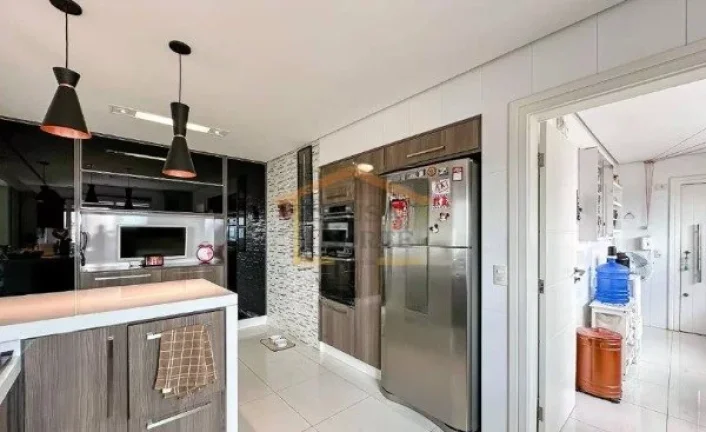 Imagem Apartamento espaçoso com 200m², composto por 3 dormitórios, sendo 3 suítes, com ambientes reform...