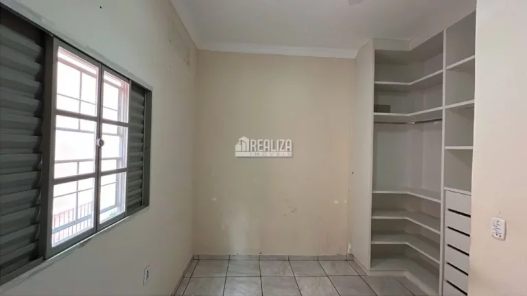 Imagem Casa padrão à venda no Jardim Nenê Gomes, Uberaba - 3 dormitórios, 1 suíte
