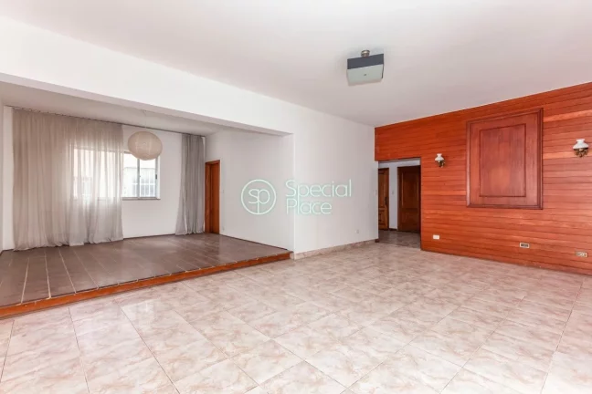 Imagem Apto amplo com pé direito alto e living rico em iluminação natural para 03 ambientes e lavabo. Po...