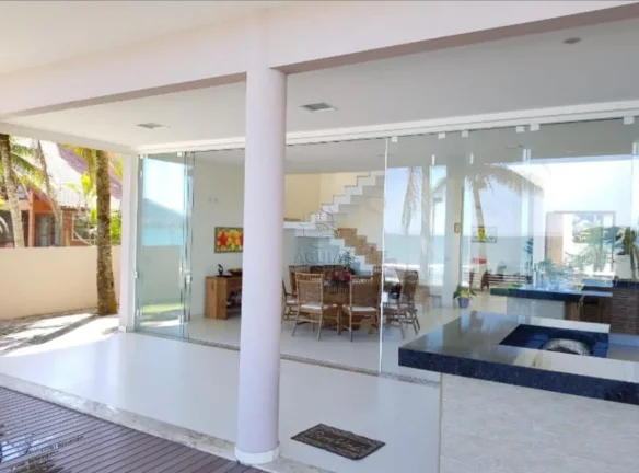 Imagem Casa pé na areia de alto padrão em condomínio fechado em Ubatuba!