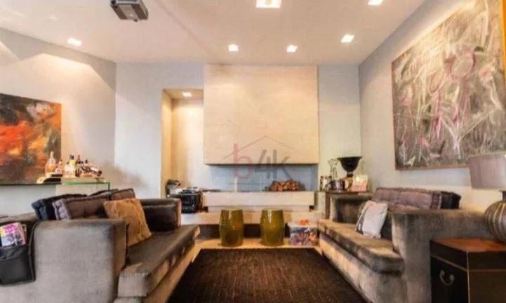 Imagem Elegante apartamento de 220m² com quatro dormitórios a venda no Campo Belo.