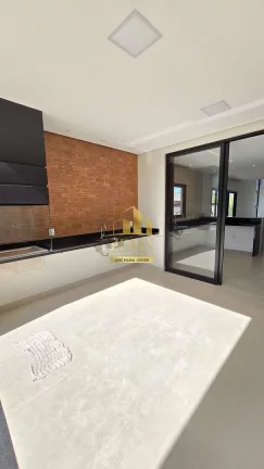 Imagem Casa em Condomínio, 217m2 / 378 área, Piscina, 04 suítes, Excelente projeto
