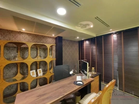 Imagem A loja localizada na Trompowisk, no centro de Florianópolis, é uma excelente opção comercial no ...