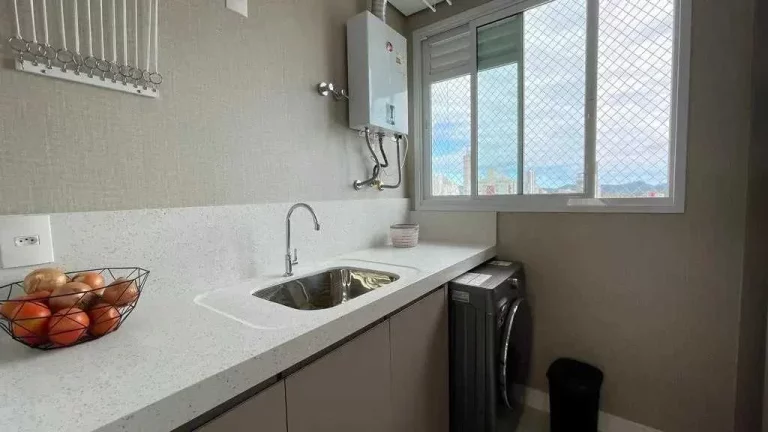 Imagem Apartamento mobiliado com 2 suítes, 2 demi-suítes e 3 vagas de garagem em Balneário Camboriú