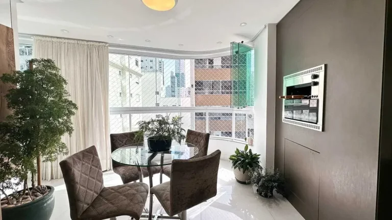 Imagem Apartamento com 4 dormitórios sendo 2 suítes e 2 vagas de garagem no centro de Balneário Camboriú