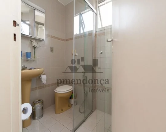 Imagem Apartamento com armários. Living, 1 dormitório, banheiro social, cozinha e área de serviço. 1 va...