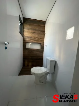 Imagem Venha conhecer o seu novo lar no coração do Tatuapé! Este belíssimo sobrado de alto padrão oferece todo o conforto e sofisticação que você merece.