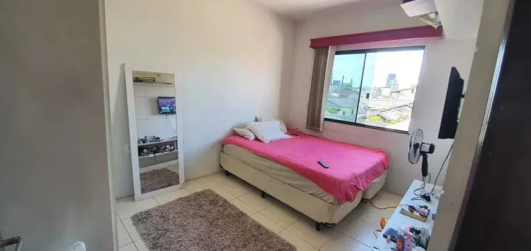 Imagem Casa com 4 dormitórios sendo 1 suíte e 3 vagas de garagem no Centro de Itajaí