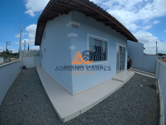 Casa de esquina com 2 dormitórios, sendo 1 suíte, em Balneário Piçarras Adriano Carpes Imóveis vende