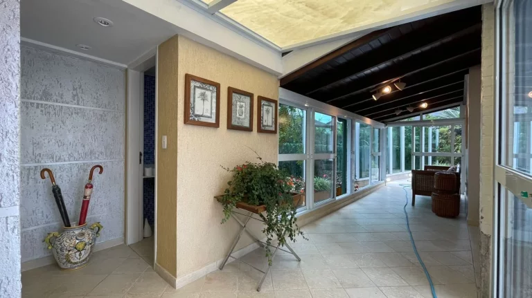 Imagem Casa de Luxo à Venda em Riviera de São Lourenço Módulo 30: 4 quartos, 1 suíte, 2 salas, 4 vagas, 220m² de área. Aproveite!