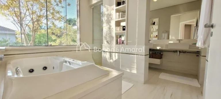 Imagem Casa de condomínio com 343 m² e 4 quartos
