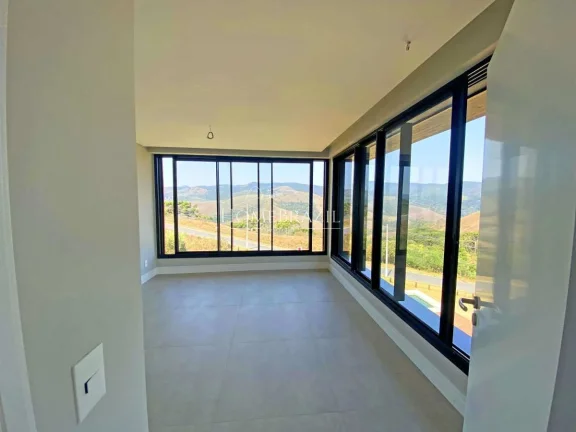 Imagem Casa de Alto Padrão à Venda no Condomínio Iporanga em Campos do Jordão | Vista Panorâmica e Heliponto