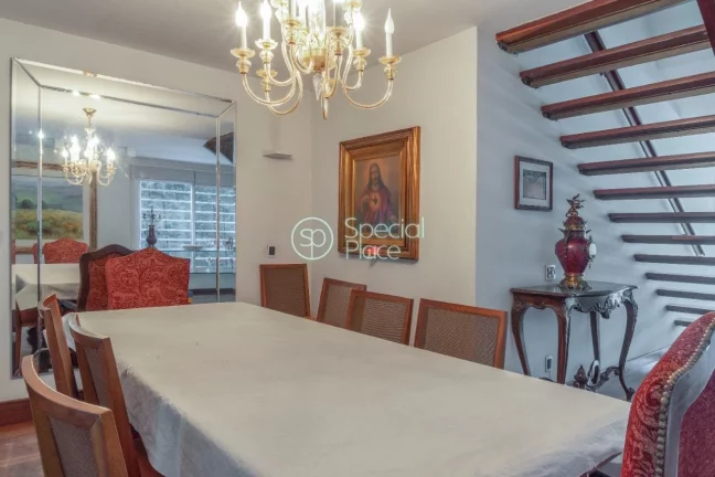 Imagem Essa casa possui cinco dormitórios, sendo quatro suítes, hall, lavabo, sala de jantar, sala de TV ...