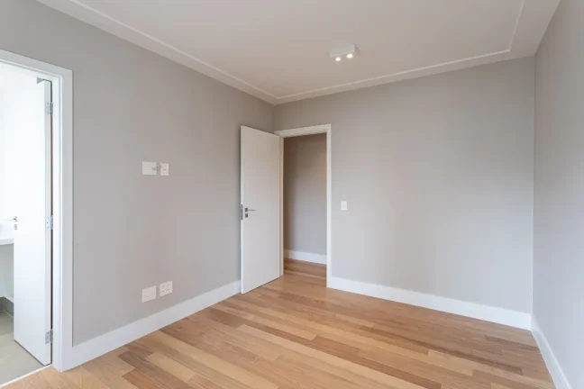 Imagem Apartamento 306M² Reformado, 4Q, 3 Suítes, 2 Salas, 3 Banheiros, 4 Vagas, Lavabo, Varanda, Piscina, Academia, Churrasqueira, Salão de Festas e Jogos.