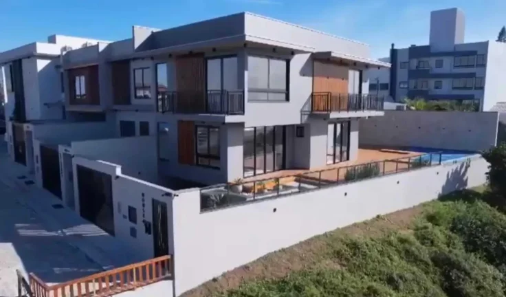 Imagem Casa de Alto Padrão com 4 suítes em Barra Velha/SC