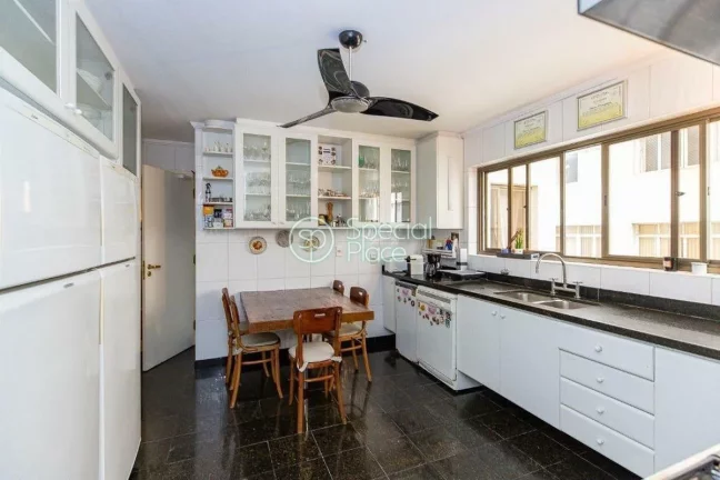 Imagem Belíssimo apartamento com 264 m² de área privativa, living com pé direito duplo, lareira, mezani...