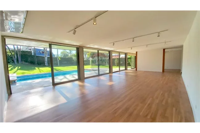 Casa com 5 suítes 6 vagas no Jardim Everest / Cidade Jardim