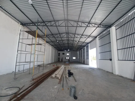 Imagem Belo galpão 800m² com pé direito alto, encostado na Rodovia Raposo Tavares- Sorocaba/SP