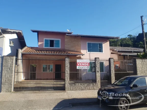 Imagem Casa no bairro Itaum, Joinville: 126m², 4 dormitórios, 1 suíte, 4 banheiros por R$ 840.000 - Venda.
