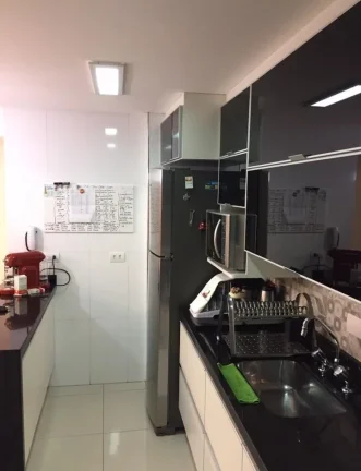 Imagem Apto de 60M², 2 quartos, armário, banheiro, sala aberta e cozinha americana planejada, área de serviço. Vaga fixa.