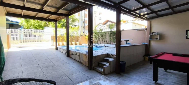 Imagem Sobrado com 5 quartos sendo 3 Suítes e com piscina para venda em Barra Velha - SC