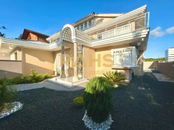 Excelente residência com 5 quartos, sendo 4 suítes, em condomínio fechado localizado no bairro Gl...