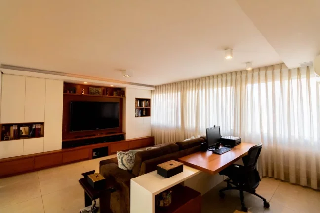 Imagem Apartamento reformado de 354m², com quatro suítes, sendo uma máster com closet,, hall, lavabo, sa...