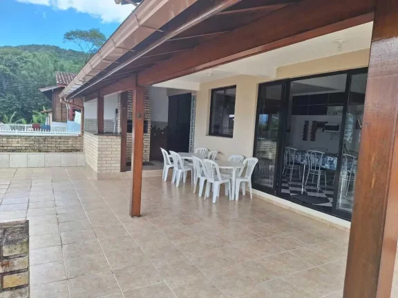 Imagem Casa mobiliada com 4 dormitórios sendo 2 suítes e 3 vagas de garagem em Florianópolis