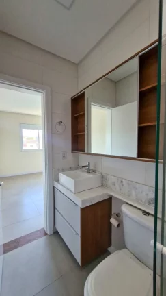 Imagem Apartamento com 2 dormitórios em Garopaba, 1 suíte, semi mobiliado, condomínio com salão de festas. Segurança, pets permitidos e ótima localização.