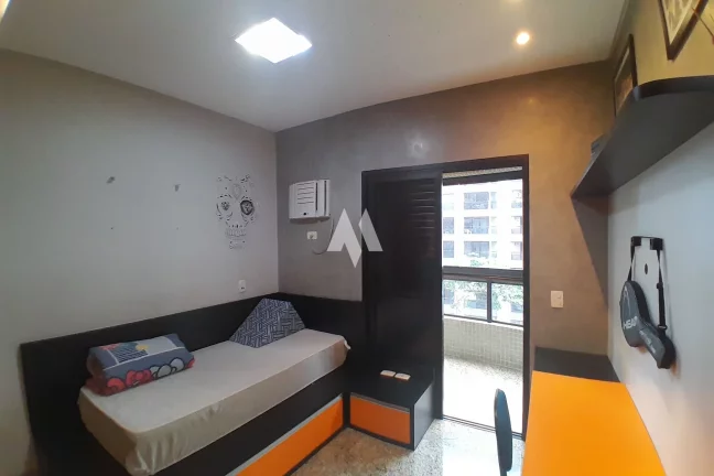 Imagem Apartamento à venda com 3 Suítes e na quadra da praia no Embaré de Santos/SP