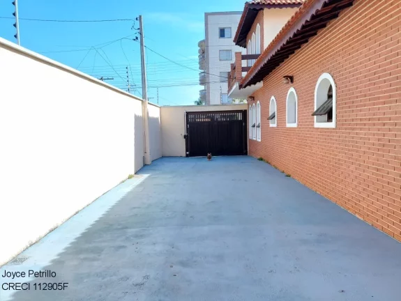 Imagem Casa á venda em Peruíbe com 4 dormitórios, piscina e ampla área de lazer a apenas 550m da praia. Aproveite!!!